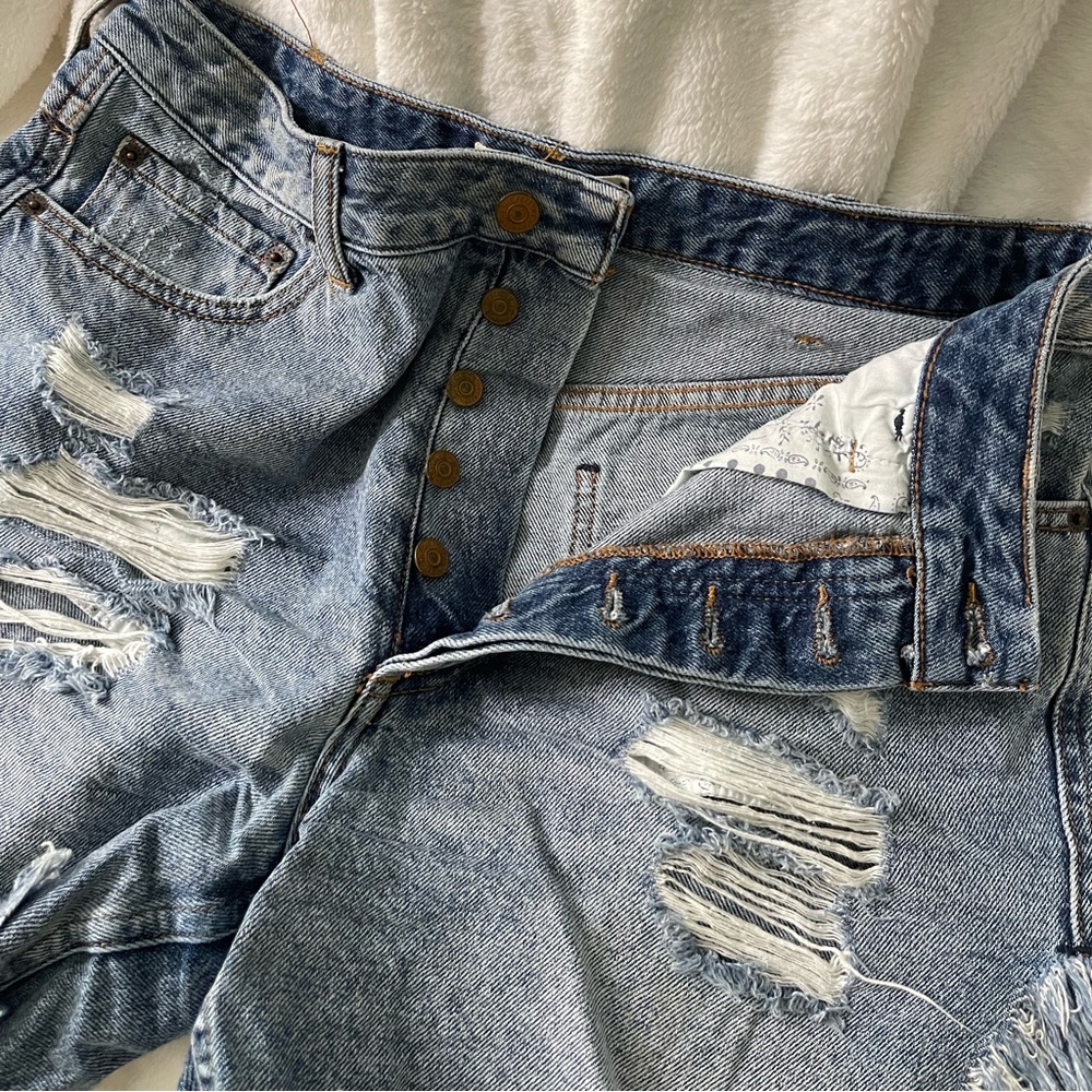 High-Waisted Distressed Denim Shorts - Picture 4 of 5